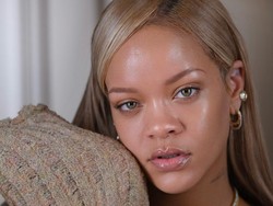 Rihanna Pamer Wajah Polos Tanpa Makeup, Kondisi Kulitnya Jadi Sorotan