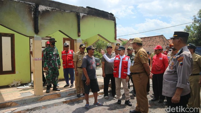 Rombongan Pj Bupati Pati meninjau kebakaran rumah di Dukuh Guyangan Desa Sidoluhur Kecamatan Jaken, Senin (26/8/2024).