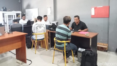 Satresnarkoba Polres Lombok Tengah memeriksa tiga kurir narkoba yang ditangkap di depan Bandara Internasional Lombok. (Foto: Edi Suryansyah/detikBali)