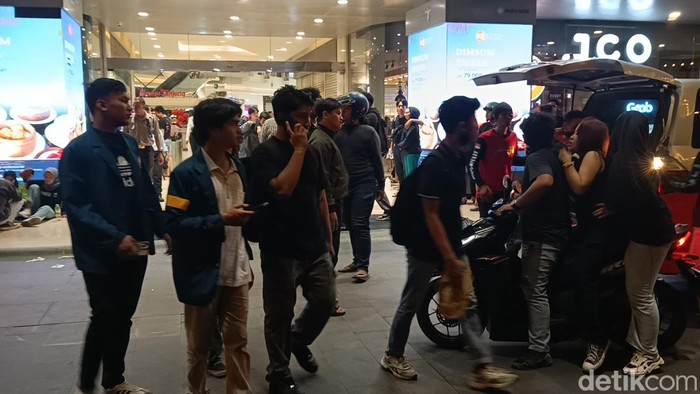 Sebagian demonstran kabur ke Mal Paragon Semarang usai aksinya dibubarkan polisi, Senin (26/8/2024).