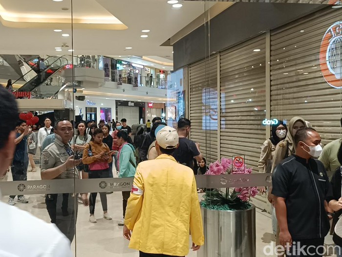 Sebagian demonstran kabur ke Mal Paragon Semarang usai aksinya dibubarkan polisi, Senin (26/8/2024).