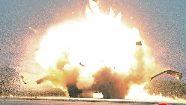 Sebuah target meledak selama uji kinerja drone yang diawasi oleh pemimpin Korea Utara Kim Jong Un saat berkunjung ke Institut Drone Akademi Ilmu Pertahanan Korea Utara di lokasi yang dirahasiakan di Korea Utara, 24 Agustus 2024, dalam foto ini dirilis oleh Kantor Berita Pusat Korea resmi Korea Utara. (KCNA via REUTERS)