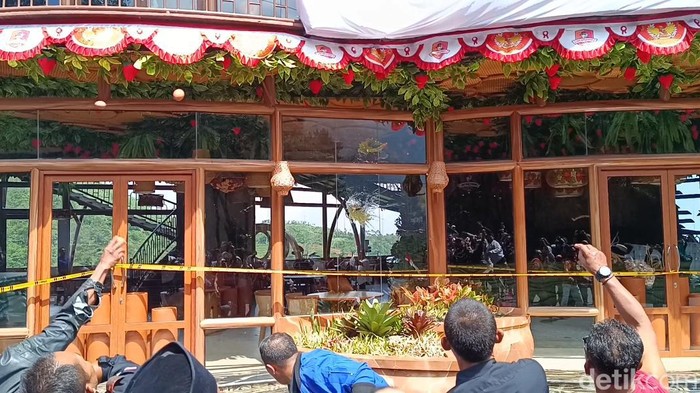 Amarah Warga Meluap, Aksi Lempar Telur di Restoran Nakal di Puncak Bogor