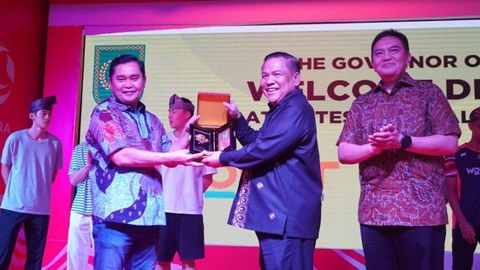SF saat menerima cendera mata dari Ketua Umum PBSI (Dok Diskominfotik Riau)