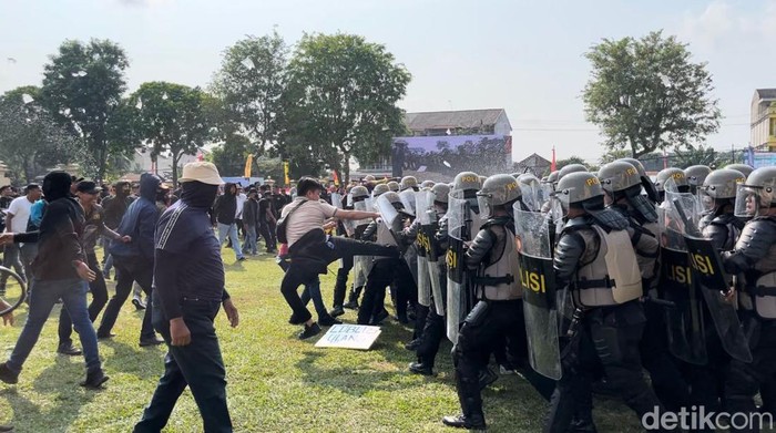 Simulasi sistem pengamanan kota (Sispamkota) di lapangan Mapolresta Jambi