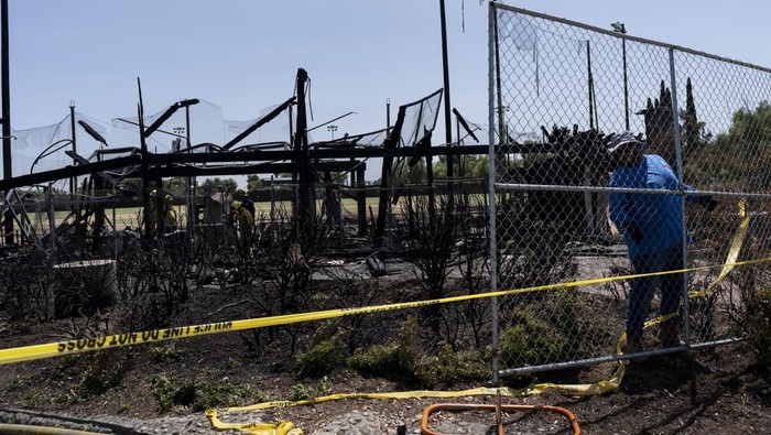 Sisa-sisa Kebakaran Lapangan Bisbol Bersejarah di California An aerial view shows the aftermath of a fire at Jay Littleton Ball Park, a historic baseball field that appeared in