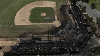 Petugas pemadam kebakaran menanggapi laporan kebakaran di Jay Littleton Ball Park di kota Ontario, sekitar 35 mil (56 kilometer) di sebelah timur Los Angeles pada pukul 11:25 malam pada hari Kamis.  