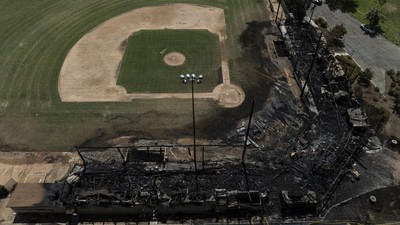 Sisa-sisa Kebakaran Lapangan Bisbol Bersejarah di California