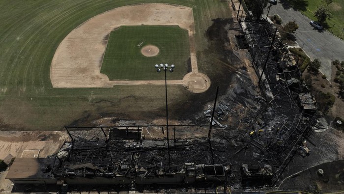 Sisa-sisa Kebakaran Lapangan Bisbol Bersejarah di California An aerial view shows the aftermath of a fire at Jay Littleton Ball Park, a historic baseball field that appeared in