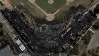 Kebakaran telah menghancurkan tribun kayu di lapangan bisbol bersejarah California Selatan yang muncul dalam film A League of Their Own dan film lainnya.