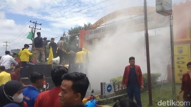 Situasi ricuh saat mahasiswa menggelar unjukrasa di depan Polres Asahan. (Perdana Ramadhan/etikSumut)