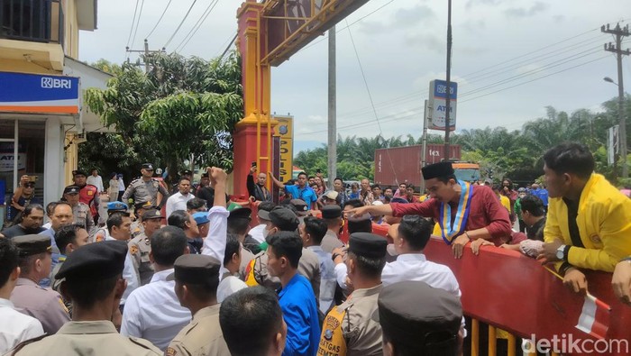 Situasi ricuh saat mahasiswa menggelar unjukrasa di depan Polres Asahan. (Perdana Ramadhan/etikSumut)