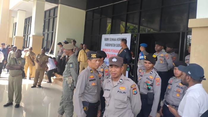 Pegawai honorer di Kabupaten Sorong memalang kantor bupati sebagai protes untuk diangkat menjadi PNS setelah 12 tahun mengabdi.