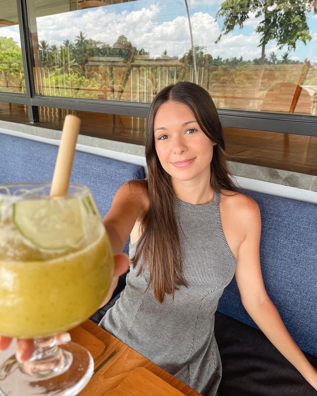 Sebagai seorang travel vlogger, Ria kerap membagikan foto-fotonya saat berlibur ke akun Instagram pribadinya. Hingga saat ini dirinya sudah berhasil mengumpulkan lebih dari 110 ribu pengikut di Instagram. Foto: Instagram/@stefannwilliam/@ria.travelwithmeri