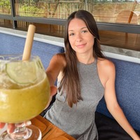 Sebagai seorang travel vlogger, Ria kerap membagikan foto-fotonya saat berlibur ke akun Instagram pribadinya. Hingga saat ini dirinya sudah berhasil mengumpulkan lebih dari 110 ribu pengikut di Instagram. Foto: Instagram/@stefannwilliam/@ria.travelwithmeri