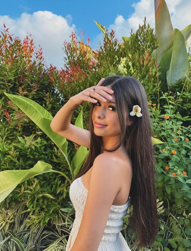 Dari keterangan di bio Instagram pribadinya diketahui jika Ria merupakan bule asal London yang sedang tinggal di Bali. Foto: Instagram/@stefannwilliam/@ria.travelwithmeri