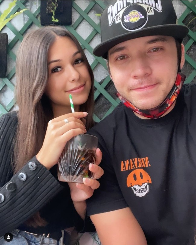 Sosok Ria Andrews kemudian semakin banyak dikenal setelah dirinya berpacaran dengan Stefan William. Kini Ria dan Stefan kembali jadi perbincangan karena mengaku sudah memiliki seorang putra. Foto: Instagram/@stefannwilliam/@ria.travelwithmeri