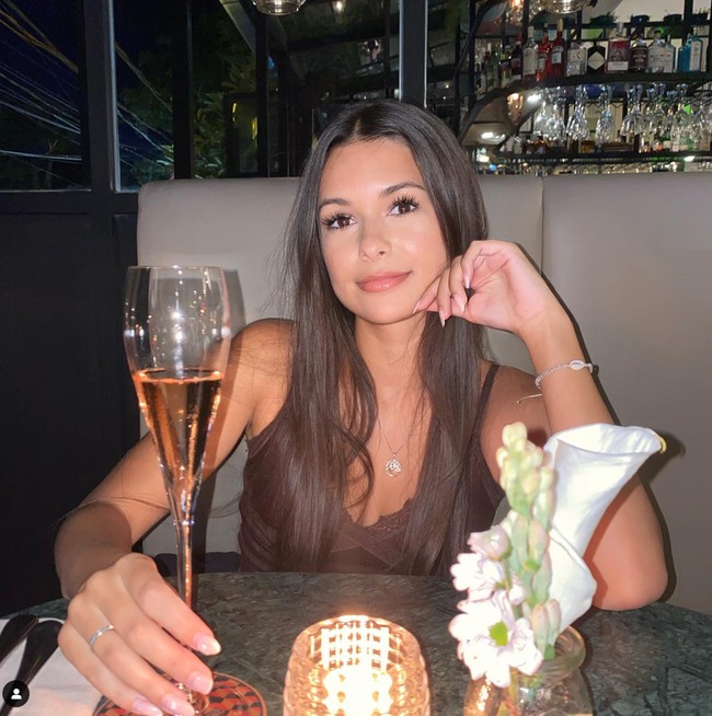 Melalui Instagram Story miliknya, Ria sempat membagikan momen kehamilannya yang selama ini sempat ditutupi. Ia bahkan mengaku harus menutupi baby bump di perutnya saat sedang membuat konten. Foto: Instagram/@stefannwilliam/@ria.travelwithmeri