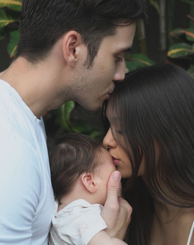 Melalui akun Instagram pribadinya Ria dan Stefan akhirnya mengumumkan anak laki-laki mereka yang lahir pada 11 September 2023. Kabar tersebut sontak mengejutkan publik karena selama ini keduanya tak pernah mengumumkan kehamilan tersebut. Foto: Instagram/@stefannwilliam/@ria.travelwithmeri