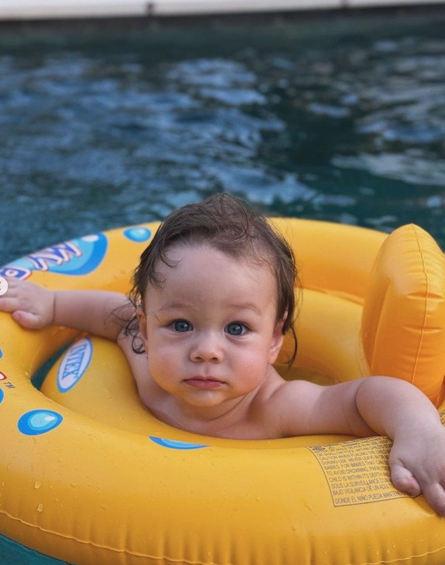 Punya paras bule yang diwarisi dari kedua orangtuanya, bayi laki-laki tersebut diberi nama Noah Cure Andrews Umboh. Noah Cure Andrews Umboh, 11.09.2023. Bayi laki-laki kami yang tampan, tulis Stefan Williams pada keterangan fotonya di Instagram. Foto: Instagram/@stefannwilliam/@ria.travelwithmeri