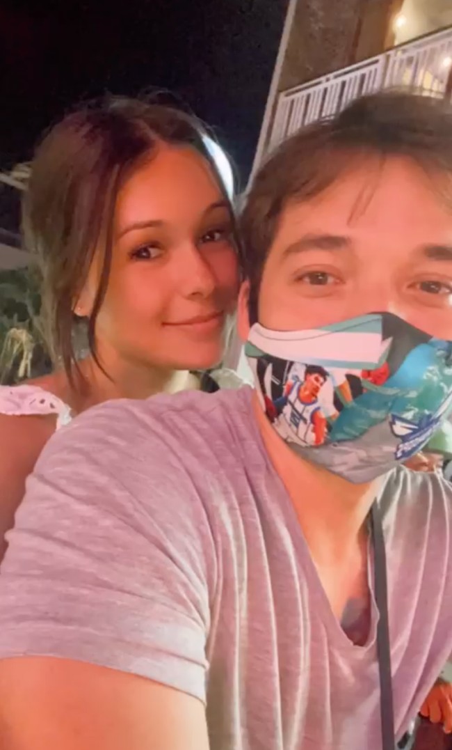 Stefan William dan Ria Andrews sebelumnya sudah digosipkan dekat sejak tahun 2021 akhir. Tak lama setelah gosip tersebut, Stefan pun mulai terlihat membagikan kebersamaannya bersama travel vlogger yang tinggal di Bali itu. Foto: Instagram/@stefannwilliam/@ria.travelwithmeri