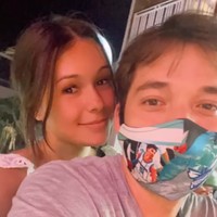 Stefan William dan Ria Andrews sebelumnya sudah digosipkan dekat sejak tahun 2021 akhir. Tak lama setelah gosip tersebut, Stefan pun mulai terlihat membagikan kebersamaannya bersama travel vlogger yang tinggal di Bali itu. Foto: Instagram/@stefannwilliam/@ria.travelwithmeri