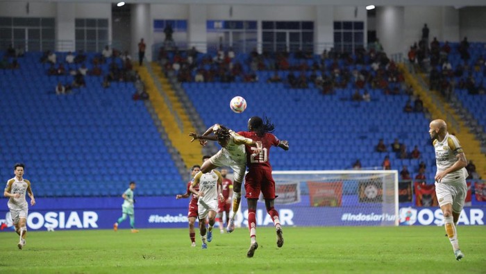 Striker PSM Makassar Tito Okello berduel dengan bek Dewa United Alta Ballah dalam laga Liga 1 2024/2025 di Stadion Batakan.
