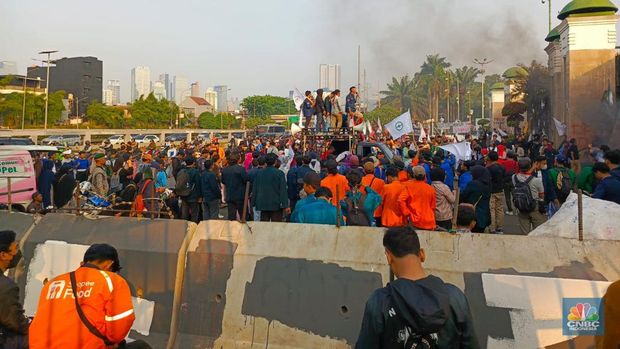 Suasana aksi unjuk rasa di sekitar gedung DPR dan kantor KPU, Jakarta, Senin (26/8) ini. (CNBC Indonesia/Rosseno Aji Nugroho)