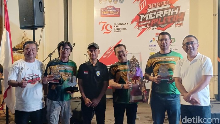 Sugianto Hongky, Arisa dan Audi dari Time Speed Distance Community (TSDC) juara Kejurnas Time Rally 2024 di Jalan Diponegoro Nomor 146, Denpasar, Bali, Minggu (25/8/2024) malam. (Ni Made Lastri Karsiani Putri-detikBali)