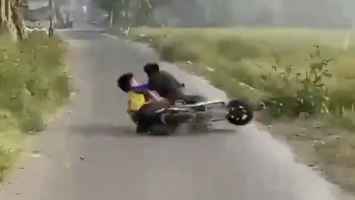 Tangkapan layar video viral bocah kecelakaan sepeda listrik