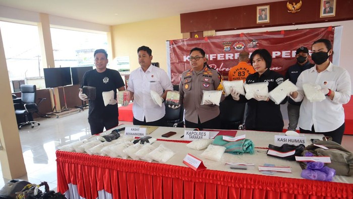 Pria berinisial BHR (44) di Tarakan, Kalimantan Utara (Kaltara) ditangkap polisi usai kedapatan membawa narkotika jenis sabu seberat 24,2 kilogram.