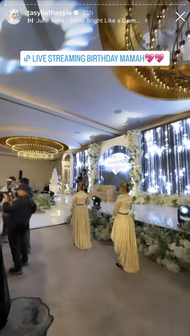 Sementara kembaran Tasya, Tasyi, memilih memberi kejutan ulang tahun sang bunda dengan tak kalah menakjubkan. Tasyi membuat sebuah pesta besar dengan dekorasi yang didominasi warna putih. Foto: Instagram/@tasyafarasya/@tasyiiathasyia