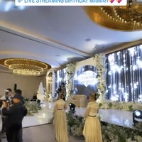 Sementara kembaran Tasya, Tasyi, memilih memberi kejutan ulang tahun sang bunda dengan tak kalah menakjubkan. Tasyi membuat sebuah pesta besar dengan dekorasi yang didominasi warna putih. Foto: Instagram/@tasyafarasya/@tasyiiathasyia