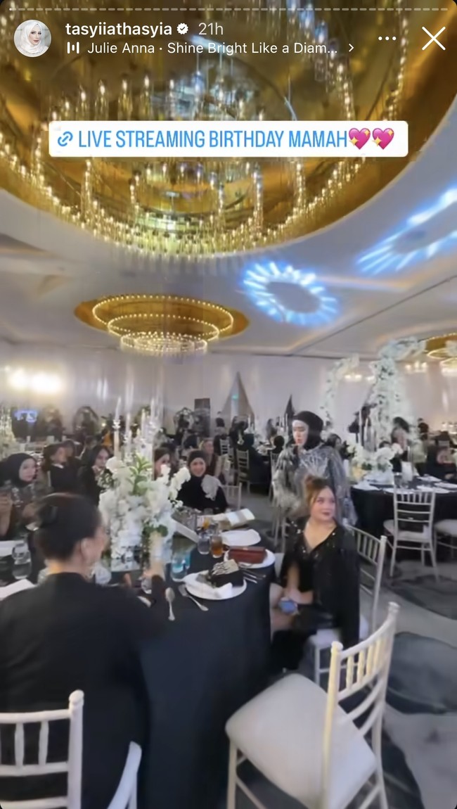 Tak kalah meriah, Tasyi juga mengundang para sahabat dan kerabat dari Ala Alatas. Di pesta kejutan dari Tasti, para tamu yang datang justru tampil kompak mengenakan pakaian serba hitam. Foto: Instagram/@tasyafarasya/@tasyiiathasyia