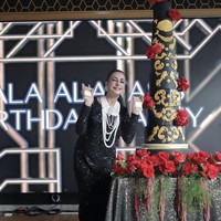 Sesuai dengan tema perayaan ulang tahunnya, Tasya sudah menyiapkan kue ulang tahun yang menjulang tinggi. Kue berwarna hitam itu tampak memiliki aksen berwarna gold dan dipercantik dengan bunga mawar merah. Foto: Instagram/@tasyafarasya/@tasyiiathasyia