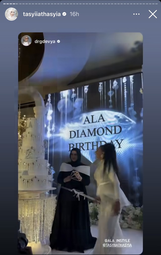 Berbeda dengan Tasya yang memilih kue ulang tahun berwarna hitam, Tasyi justru memilih kue ulang tahun bertingkat dengan warna putih. Kue tersebut tak kalah mewah dengan hiasan berwarna silver dan tulisan nama sang bunda, ALA pada bagian depannya. Foto: Instagram/@tasyafarasya/@tasyiiathasyia