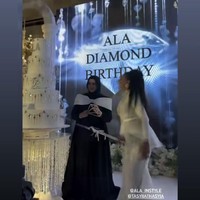 Berbeda dengan Tasya yang memilih kue ulang tahun berwarna hitam, Tasyi justru memilih kue ulang tahun bertingkat dengan warna putih. Kue tersebut tak kalah mewah dengan hiasan berwarna silver dan tulisan nama sang bunda, ALA pada bagian depannya. Foto: Instagram/@tasyafarasya/@tasyiiathasyia