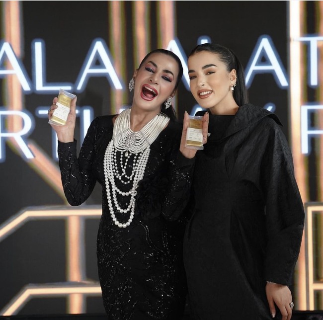 Tasya Farasya juga memberikan hadiah yang tak kaleng-kaleng untuk sang bunda. Jika sebelumnya ia sudah pernah memberikan hadiah berupa tas mewah, maka tahun ini Tasya memilih memberikan emas batangan sebanyak 2 buah yang masing-masing memiliki berat 1 kg. Foto: Instagram/@tasyafarasya/@tasyiiathasyia