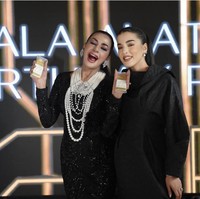 Tasya Farasya juga memberikan hadiah yang tak kaleng-kaleng untuk sang bunda. Jika sebelumnya ia sudah pernah memberikan hadiah berupa tas mewah, maka tahun ini Tasya memilih memberikan emas batangan sebanyak 2 buah yang masing-masing memiliki berat 1 kg. Foto: Instagram/@tasyafarasya/@tasyiiathasyia