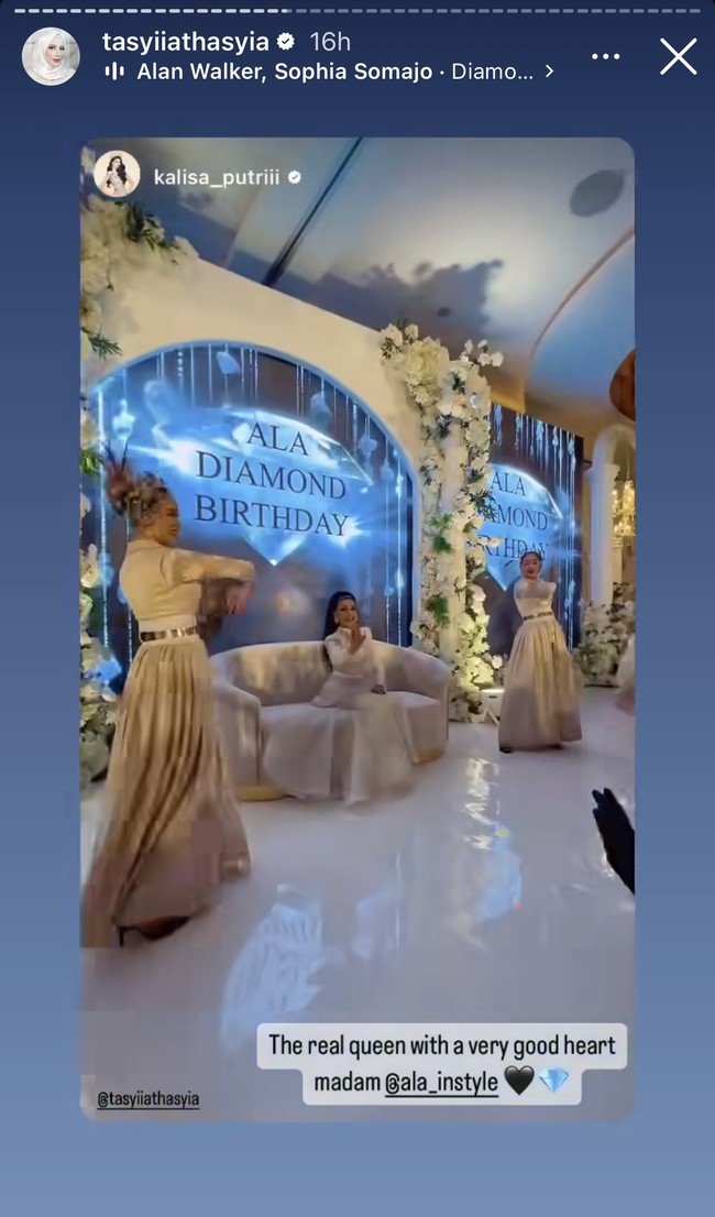 Bak acara pernikahan, di pesta kejutan ulang tahun yang sudah disiapkan Tasyi, Ala diperlakukan bak ratu. Para penari latar juga tampak dihadirkan untuk menyambut Ala masuk ke dalam ruangan acara. Foto: Instagram/@tasyafarasya/@tasyiiathasyia