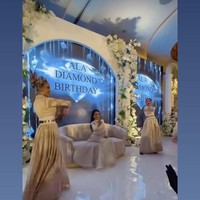 Bak acara pernikahan, di pesta kejutan ulang tahun yang sudah disiapkan Tasyi, Ala diperlakukan bak ratu. Para penari latar juga tampak dihadirkan untuk menyambut Ala masuk ke dalam ruangan acara. Foto: Instagram/@tasyafarasya/@tasyiiathasyia