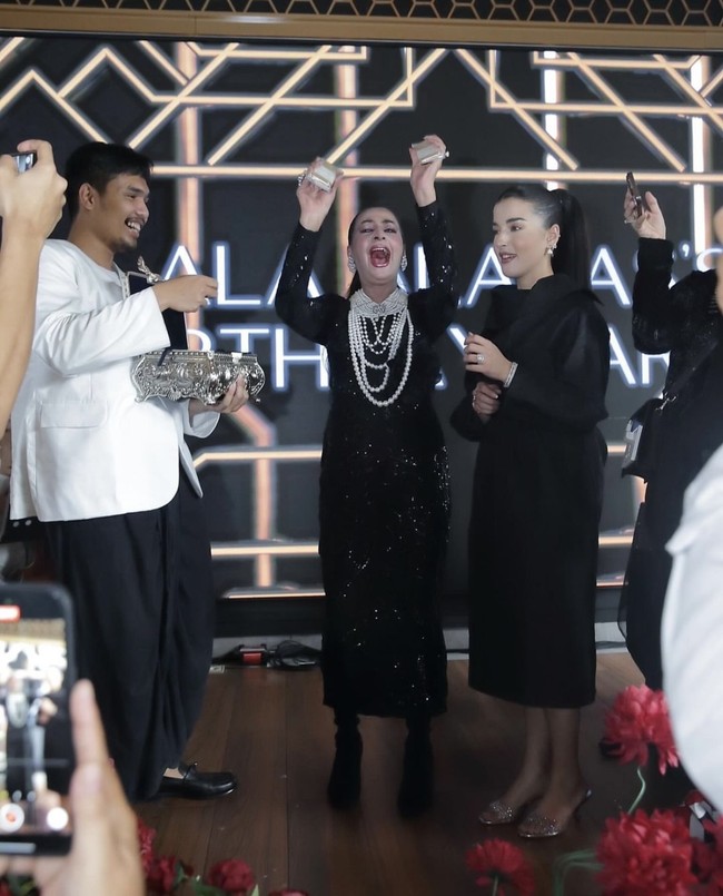 Ala sendiri tampil mengenakan dress hitam panjang dipadukan dengan kalung mutiara berlayer dan sepasang anting senada. Terlihat dirinya yang begitu bahagia mendapat kejutan ulang tahun dari Tasya. Foto: Instagram/@tasyafarasya/@tasyiiathasyia