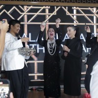 Ala sendiri tampil mengenakan dress hitam panjang dipadukan dengan kalung mutiara berlayer dan sepasang anting senada. Terlihat dirinya yang begitu bahagia mendapat kejutan ulang tahun dari Tasya. Foto: Instagram/@tasyafarasya/@tasyiiathasyia