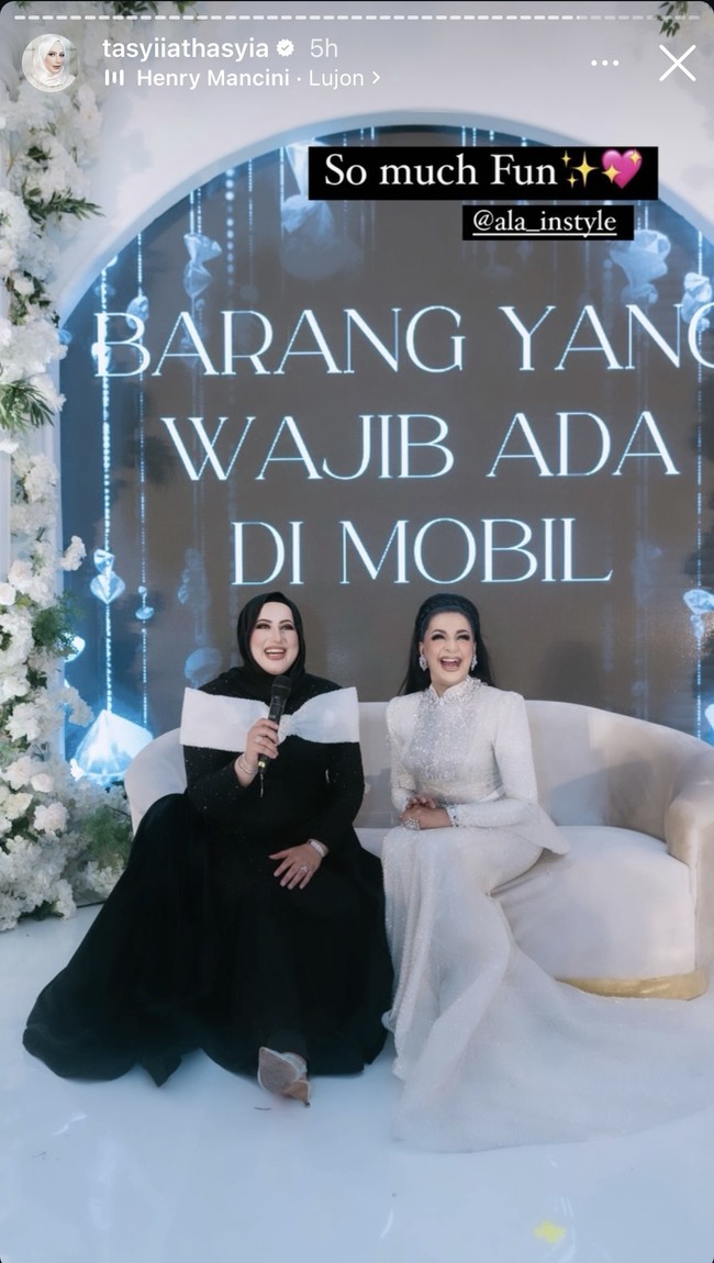 Sementara di acara kejutan ultah daari Taasyi, Ala tampil glamor dengan busana serba putih. Meski dirayakan terpisah, namun kebahagiaan Ala tampak semakin lengkap dengan kejutan ulang tahun yang juga diterimanya dari Tasyi. Foto: Instagram/@tasyafarasya/@tasyiiathasyia