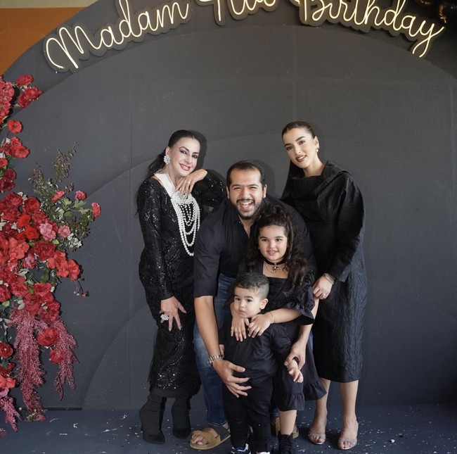 Baru saja merayakan ulang tahun yang ke-60, Alawiyah Alatas tampak mendapat kejutan berbeda dari kedua putri kembarnya, Tasya dan Tasyi. Dari unggahan di Instagraam terlihat Tasya memilih perayaan ulang tahun yang simpel dan elegan dengan didominasi warna hitam. Foto: Instagram/@tasyafarasya/@tasyiiathasyia