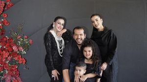 Foto: Adu Mewah Kejutan Ultah Dari Tasya Farasya & Tasyi Athasyia Untuk Ibunda