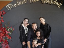 Foto: Adu Mewah Kejutan Ultah Dari Tasya Farasya & Tasyi Athasyia Untuk Ibunda