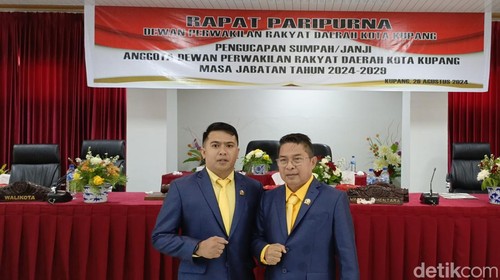 Tellendmark Daud berfoto dengan anaknya, Randi Daud, seusai dilantik sebagai anggota DPRD Kota Kupang, NTT, Senin (26/8/2024). (Simon Selly/detikBali)