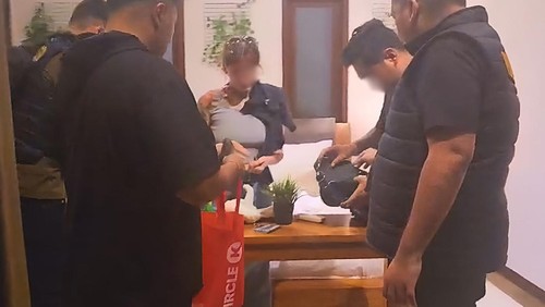 Tim Inteldakim Imigrasi Ngurah Rai saat menggerebek dan mengamankan dua WNA asal Rusia di Seminyak, Kecamatan Kuta, Badung, Rabu (21/8/2024). (Dok. Imigrasi Ngurah Rai)
