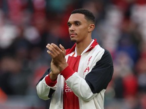 Carragher Kecewa Alexander-Arnold Utamakan Gelar Pribadi